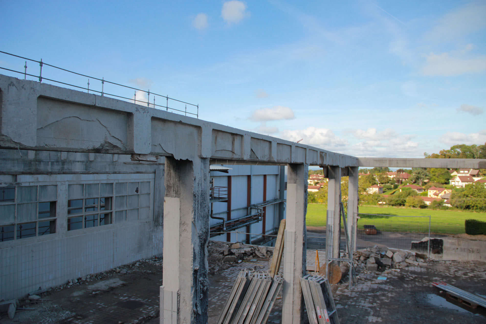 Vue détaillée d'un plancher béton découpé